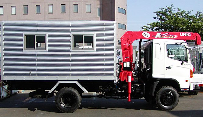 コンテナ内に機械を装備した工作車